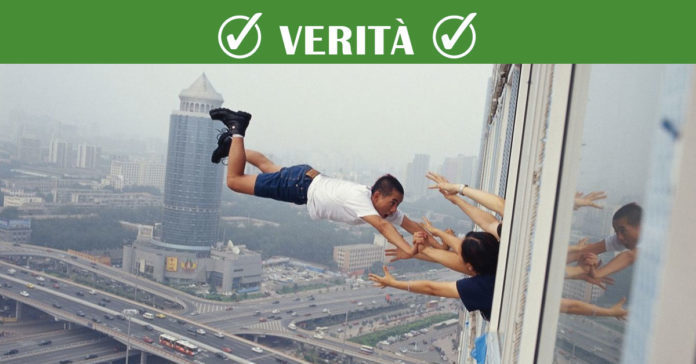 sfonda la vetrata e vola giù